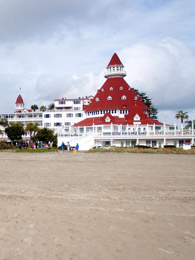 hotel-del-coronado-from-the-beach